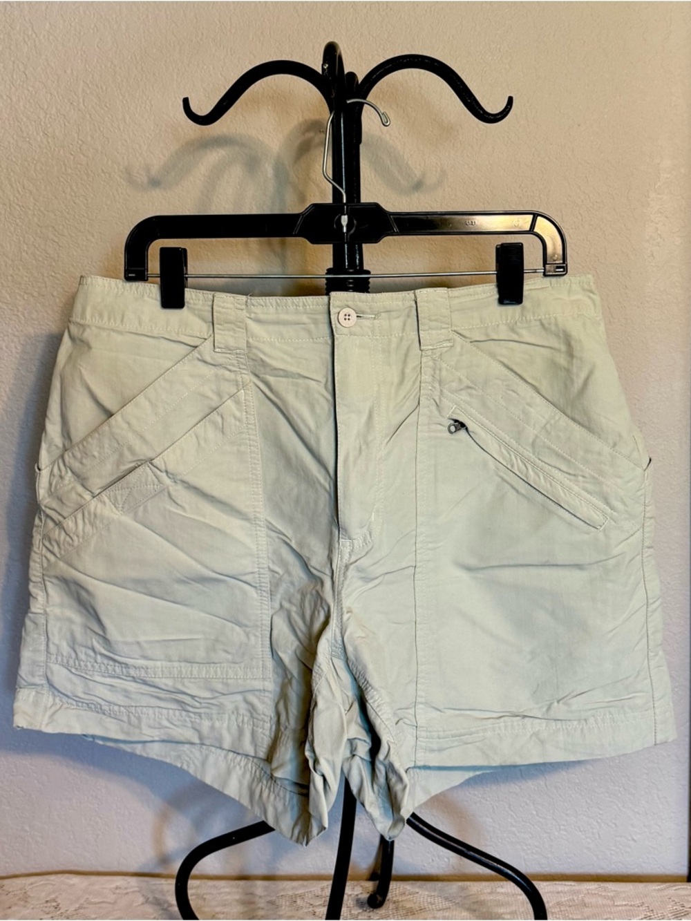 Women’s Royal Robbin’s Light Beige/Khaki Cargo Shorts - 12